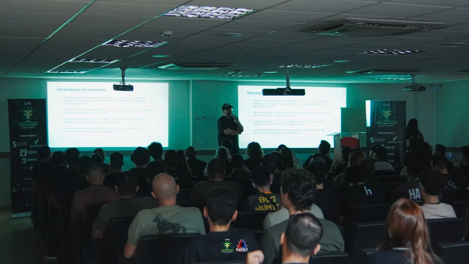Auditório lotado durante a talk sobre persistência de malwares no Windows
