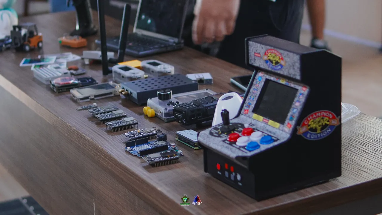 Mesa de hardware hacking com placas, rádios e dispositivos